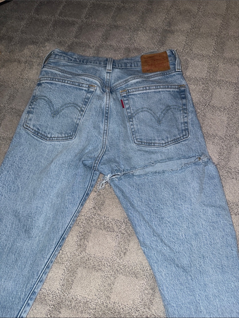 Levi's 501 Women's Skinny Jeans in Medium Blue with Distressed Cut - Picture 4 of 4